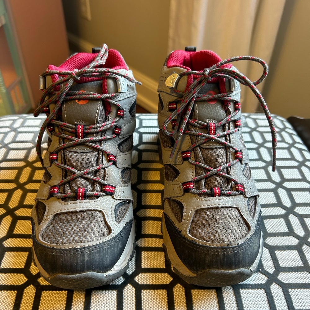 Merrell Moab 3 Mid Hiking Boot size 2.5 Wide